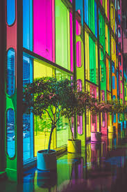 Ontwerptips om de kleuren van de regenboog binnenshuis te gebruiken